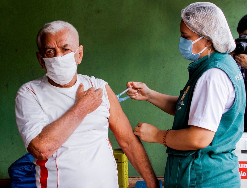 Manaus se aproxima de 80% da população vacinada contra a covid-19. Apesar disso, tem 281 mil atrasados