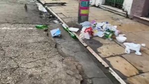 Frequentadores reclamam de lixo deixado nas ruas do centro de Manaus após festas