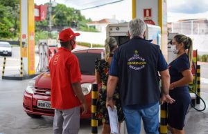 Postos de combustíveis são autuados pelo Procon durante fiscalização em Manaus