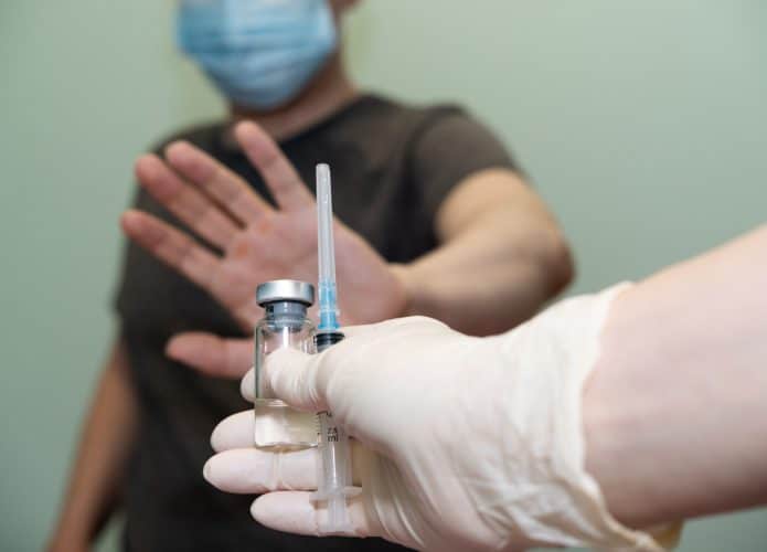 Risco de morrer por complicações da covid é quatro vezes maior entre não vacinados, aponta FVS