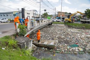 Mais de quatro toneladas de lixo são retiradas de igarapés de Manaus entre janeiro e maio