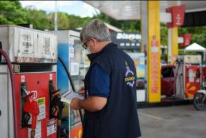 Procon fiscaliza se postos de combustíveis cumprem decreto federal sobre transparência nos preços