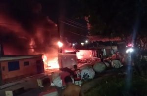 Incêndio destrói galpão e atinge seis casas na zona norte de Manaus