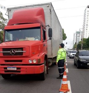 Fiscalização termina com 22 motoristas de veículos pesados autuados em Manaus