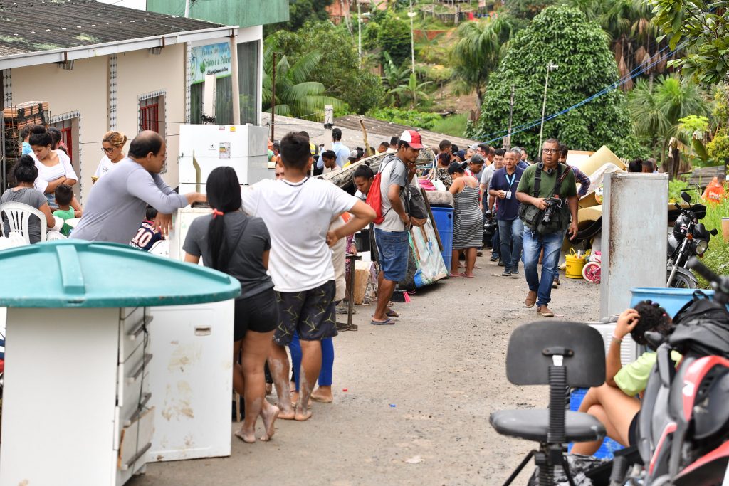 Deslizamento no Jorge Teixeira deixa mais de 70 desabrigados que serão levados para escola