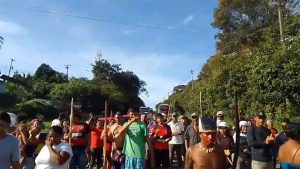 Indígenas fazem protesto e bloqueiam trecho da BR-174