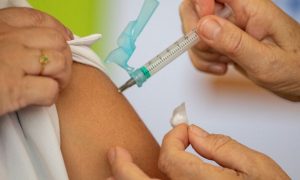 Vacina bivalente contra covid está disponível para pessoas com 18 anos em Manaus