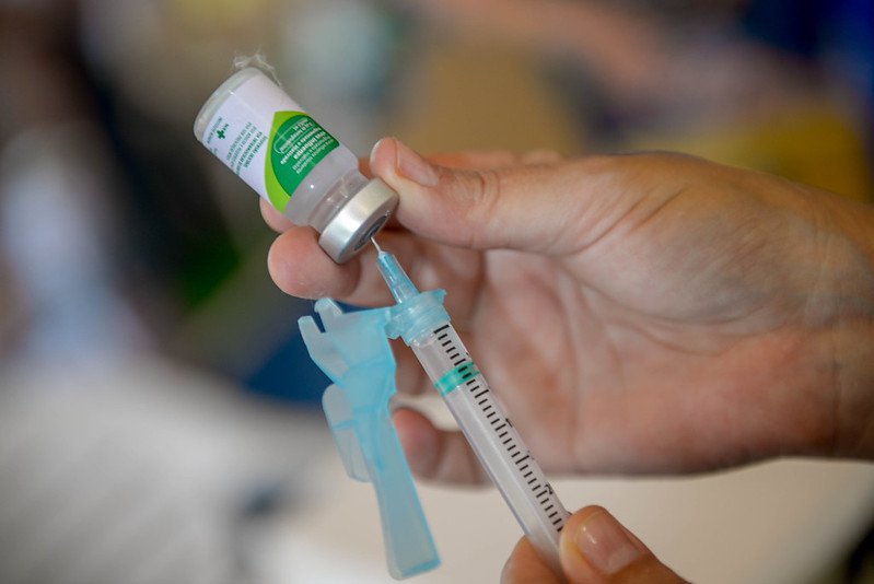 Vacina contra gripe estará disponível para público geral a partir de quinta-feira (18)