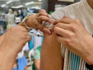 Vacinação contra covid em Manaus continua com 75 pontos nesta semana