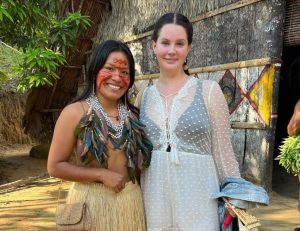 Cantora Lana Del Rey visita povo indígena no Amazonas