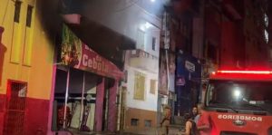 Bombeiros vistoriam prédio atingido por incêndio no centro de Manaus