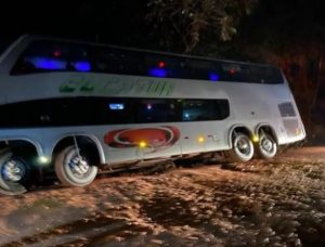 Ônibus com jogadores do Princesa do Solimões tomba a caminho de Boa Vista