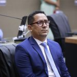 “Se veio do governador, não me surpreende”, diz irmão de David Almeida em crítica PL que atinge prefeito
